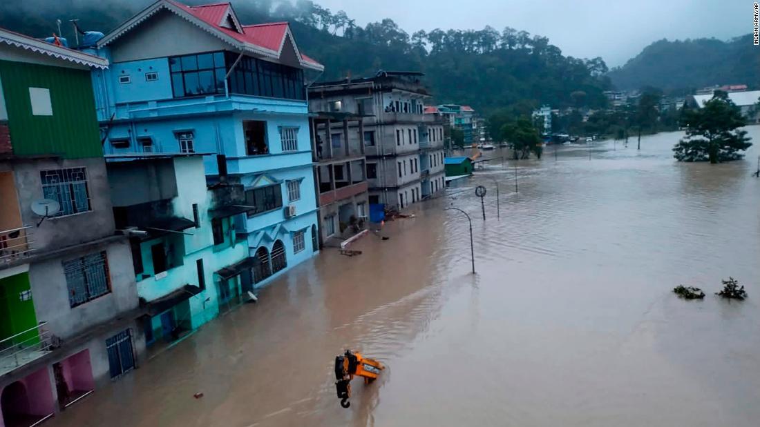 洪水により浸水した建物=4日、インド・シッキム州/Indian Army/AP