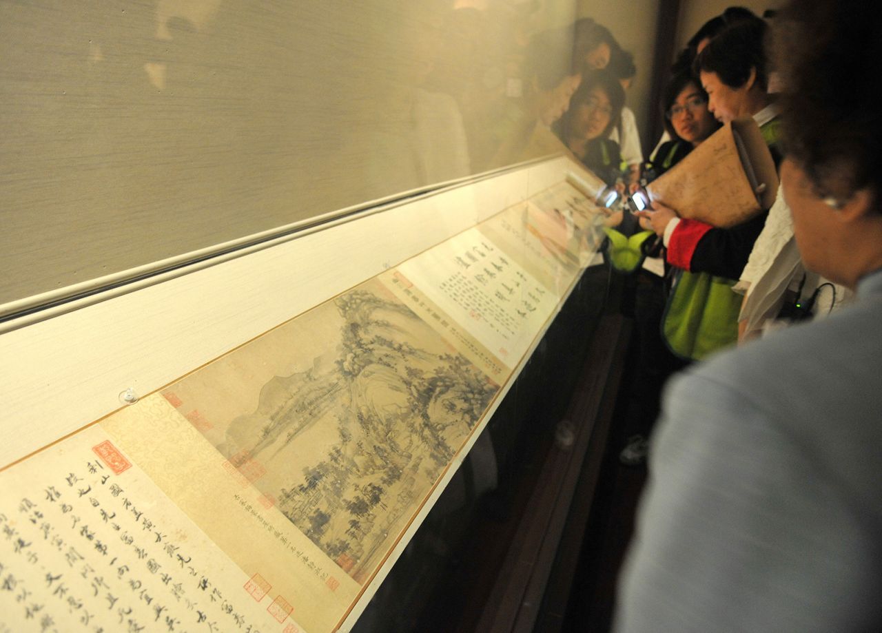 「富春山居図」を眺める来館者=2011年6月、台北の国立故宮博物院/Patrick lin/AFP/Getty Images