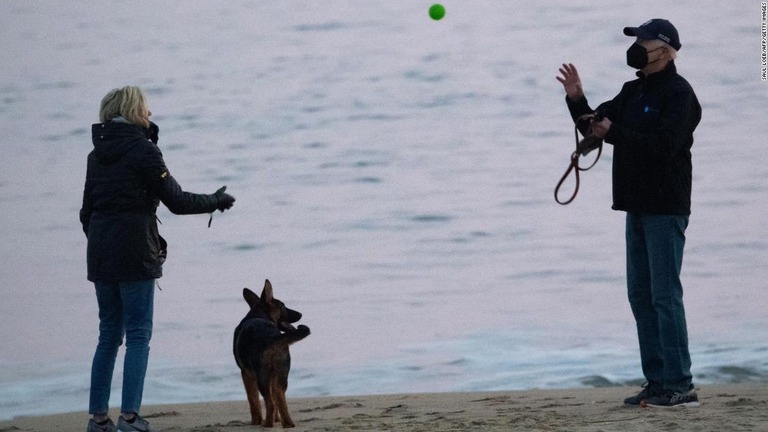 愛犬のコマンダーと遊ぶバイデン米大統領と妻ジルさん＝２０２１年１２月２８日、米デラウェア州/SAUL LOEB/AFP/Getty Images