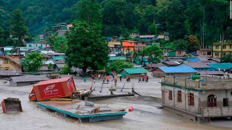 突然の豪雨による鉄砲水により水没した建物や車両＝５日、インド・シッキム州ランポ/Prakash Adhikari/AP