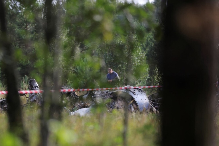 プリゴジン氏を乗せていたとみられる航空機の墜落現場を調査する専門家＝８月２４日、ロシア・トベリ州/Anton Vaganov/Reuters