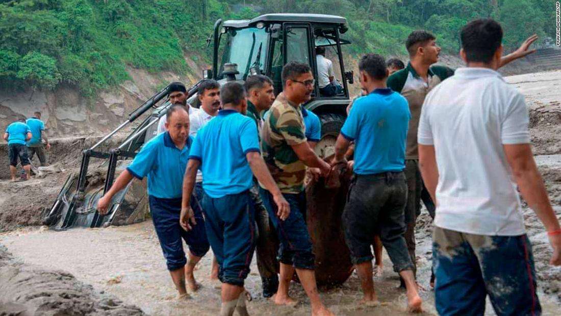 鉄砲水が発生した現地では救助活動が続けられている＝５日、インド・シッキム州ランポ/Prakash Adhikari/AP