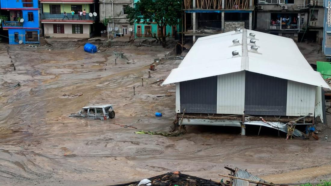 洪水によって車両なども流された/Prakash Adhikari/AP