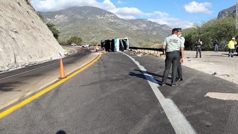 メキシコ南部の幹線道路のカーブで大型バスが横転。少なくとも１６人が死亡した/Oaxaca Civil Protection Agency