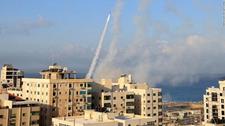 ガザからイスラエルへ向けてロケット弾が発射される様子/Mahmud Hams/AFP/Getty Images