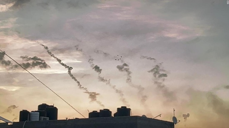 ガザ地区からイスラエルへ向けて発射されたロケット弾＝７日/CNN