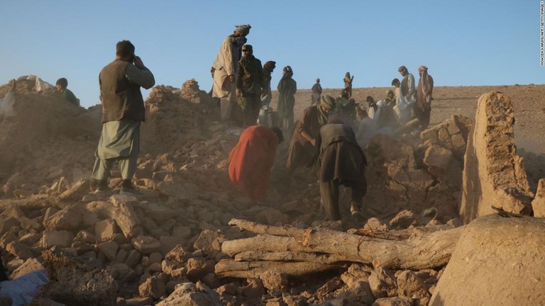 損壊した家屋のがれきを取り除く住民ら/Mohsen Karimi/AFP/Getty Images