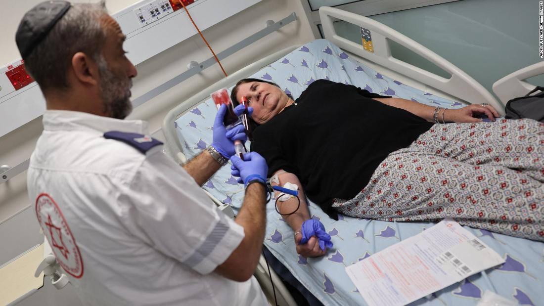 テルアビブの病院で献血をするイスラエルの女性/Jack Guez/AFP/Getty Images