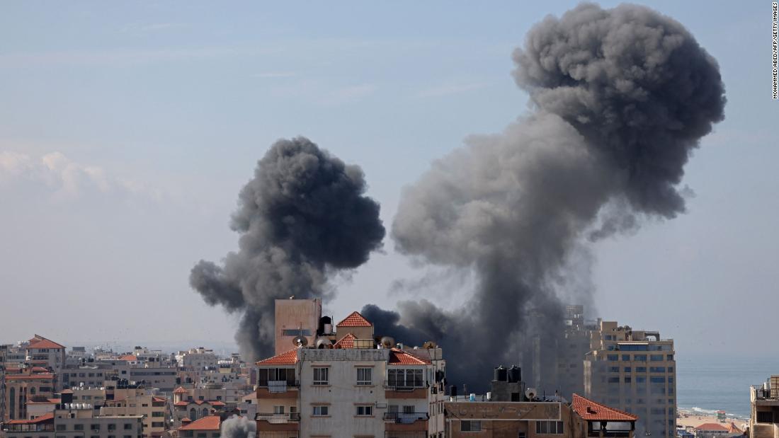 イスラエルの空爆でガザ市の住宅から煙が立ち上る＝７日/Mohammed Abed/AFP/Getty Images