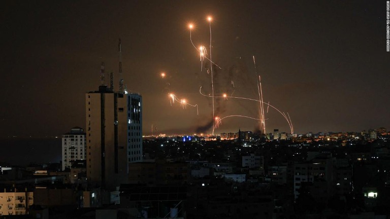イスラエルの防空システム「アイアンドーム」がガザから発射されたロケット弾を撃墜/Mahmud Hams/AFP via Getty Images