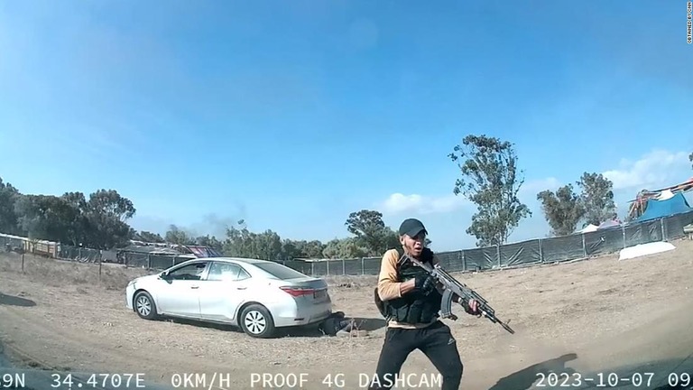 音楽フェスを襲撃したパレスチナ自治区ガザの戦闘員の行動を車のドライブレコーダーが捉えていた/Obtained by CNN