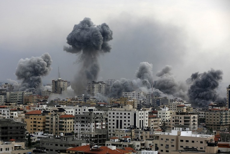 イスラエル軍によるガザへの空爆を受け、建物から立ち上る煙/Ashraf Amra/Anadolu Agency/Getty Images