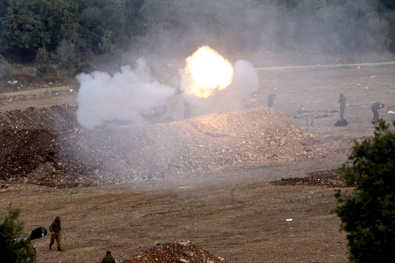 ９日、イスラエル北部の国境付近からレバノン南部に向けて砲撃を行うイスラエル軍/Jalaa Marey/AFP/Getty Images