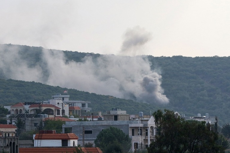 レバノンの国境の村付近へ向けてイスラエル軍が行った砲撃で立ち上る煙/Mahmoud Zayyat/AFP/Getty Images