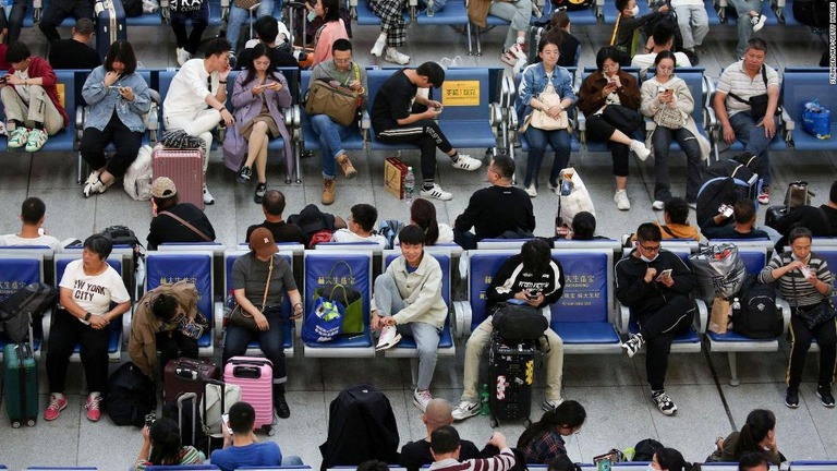 連休最終日に列車を待つ旅行客＝６日、遼寧省/Stringer/AFP/Getty Images