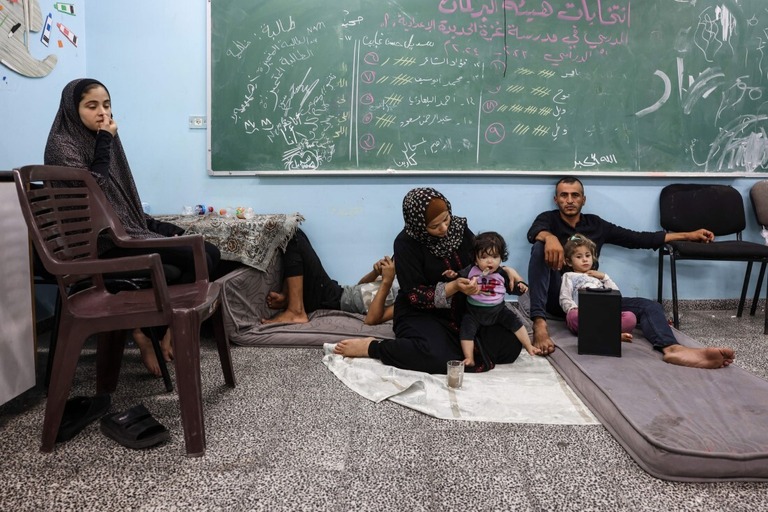 国連が運営する学校に避難するパレスチナ人＝８日、ガザ市/Mohammed Abed/AFP/Getty Images