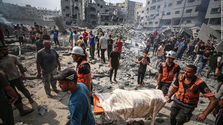 ガザのモスクへの空爆の後、遺体を運ぶパレスチナ人たち/Mustafa Hassona/Anadolu Agency/Getty Images