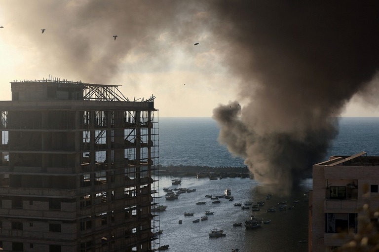 イスラエル軍の空爆で煙が立ち上るガザ港/Mahmud Hams/AFP/Getty Images