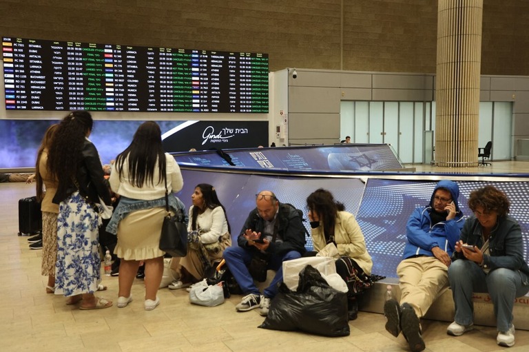 テルアビブ近郊のベン・グリオン空港で待つ乗客＝７日/Gil Cohen-Magen/AFP/Getty Images
