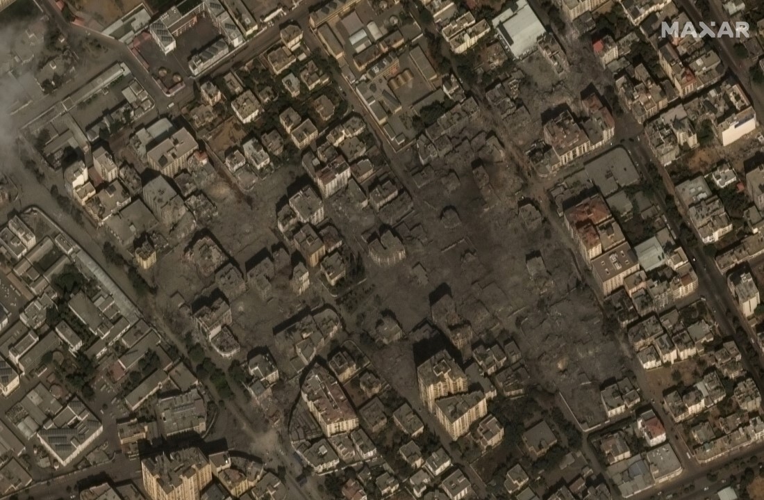 2枚目の画像。イスラエル軍の空爆後、灰に覆われたガザ西部の住宅街/Satellite image ©2023 Maxar Technologies