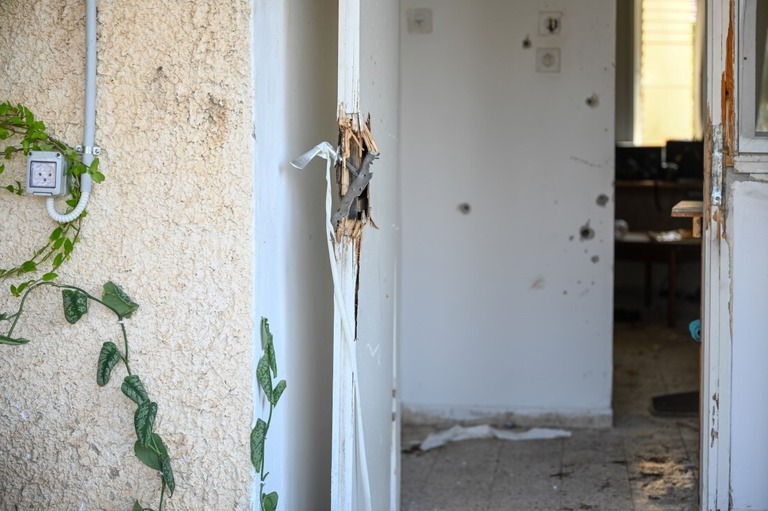 住宅の壁に残る弾痕＝１０日、クファルアザ/Alexi J. Rosenfeld/Getty Images
