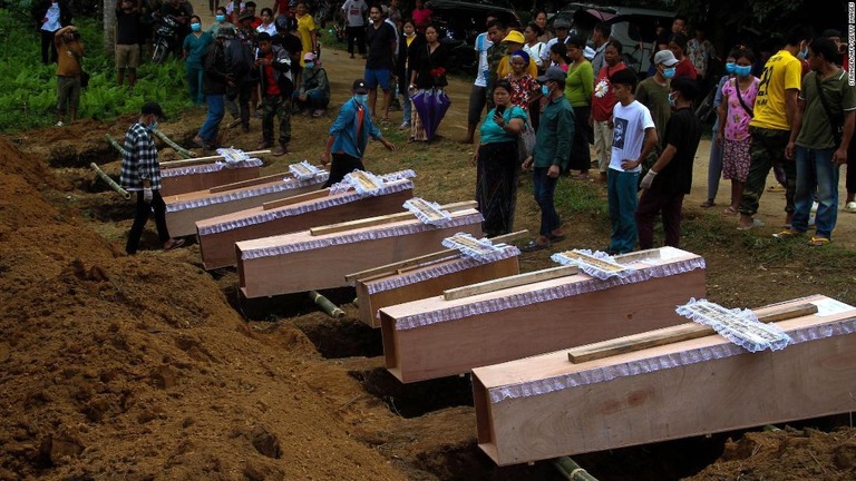 集団埋葬の際、墓の隣に並べられた棺＝１０日、ミャンマー北部/Stringer/AFP/Getty Images