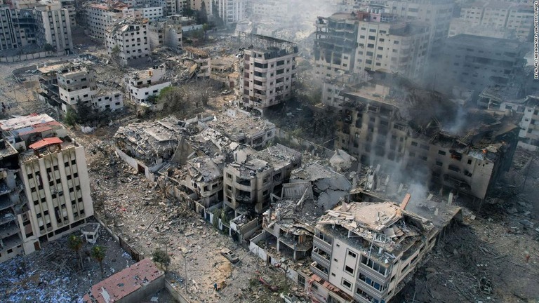 イスラエル軍の空爆で大きく損傷した建物＝１０日、パレスチナ自治区のガザ地区/Belal Al Sabbagh/AFP via Getty Images