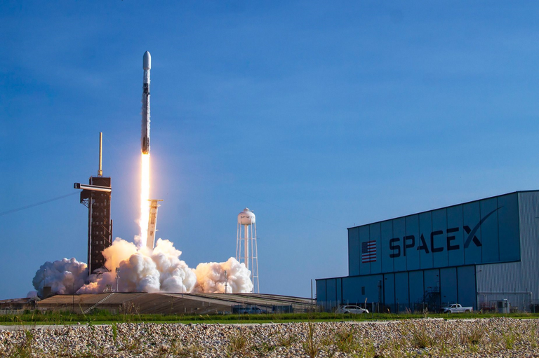 離陸するスペースＸのスターリンク衛星＝９月３日、米フロリダ/SpaceX