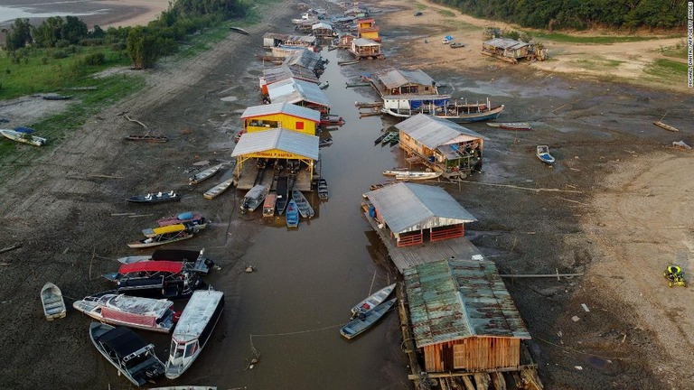 ブラジル北部の湖が干上がり、ボートや水上住宅が泥の上に取り残された/Michael Dantas/AFP/Getty Images