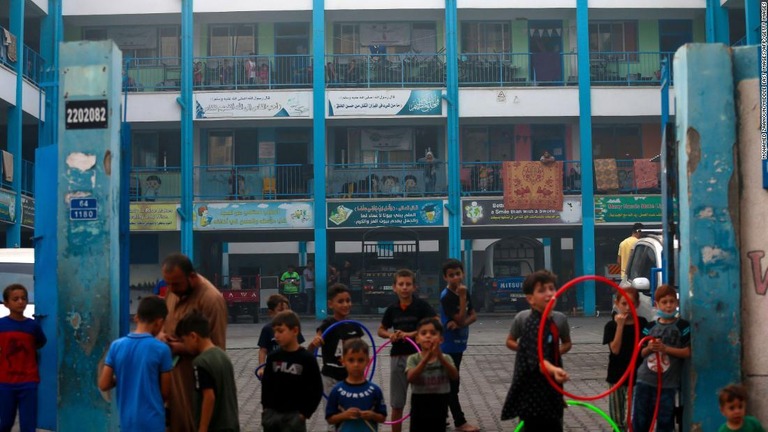 パレスチナの子どもたち＝８日、国連パレスチナ難民救済事業機関（ＵＮＲＷＡ）が運営する学校/Mohamed Zaanoun/Middle East Images/AFP/Getty Images