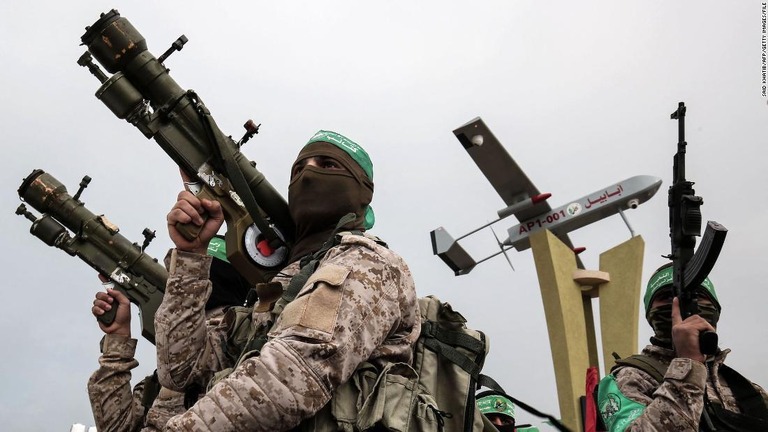 武器を手にするハマスの軍事部門「カッサム旅団」の戦闘員ら＝２０１７年１月撮影/Said Khatib/AFP/Getty Images/FILE