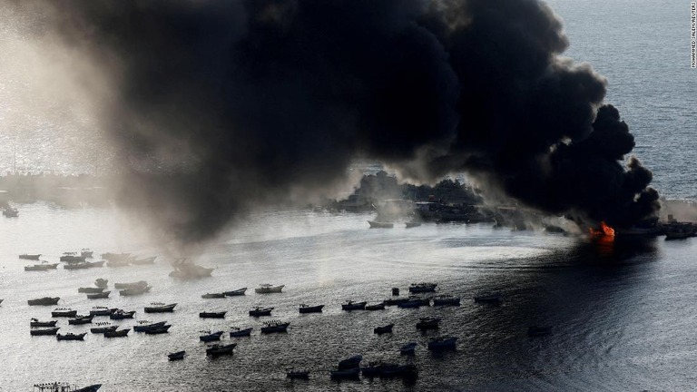 イスラエルの攻撃を受け、ガザの港湾から黒煙が立ち上る＝１０日撮影/Mohammed Salem/Reuters