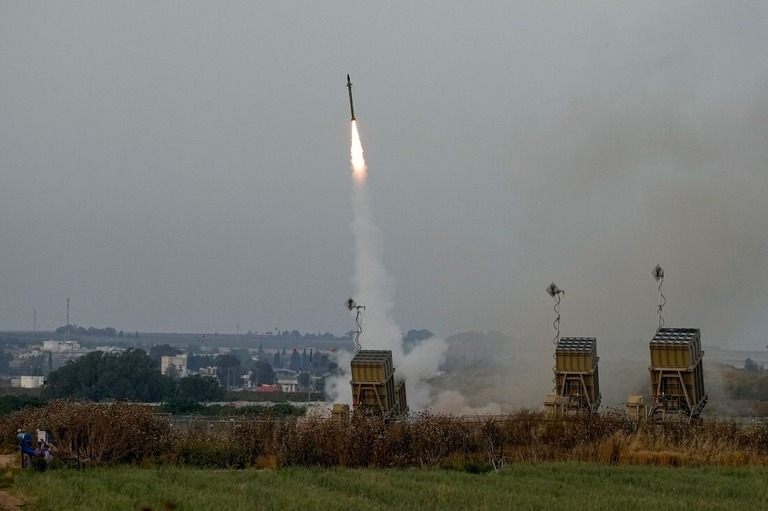 ガザ地区からイスラエルに発射されたロケット弾を迎撃するアイアンドーム＝５月１１日、スデロット近郊/Ohad Zwigenberg/AP/FILE