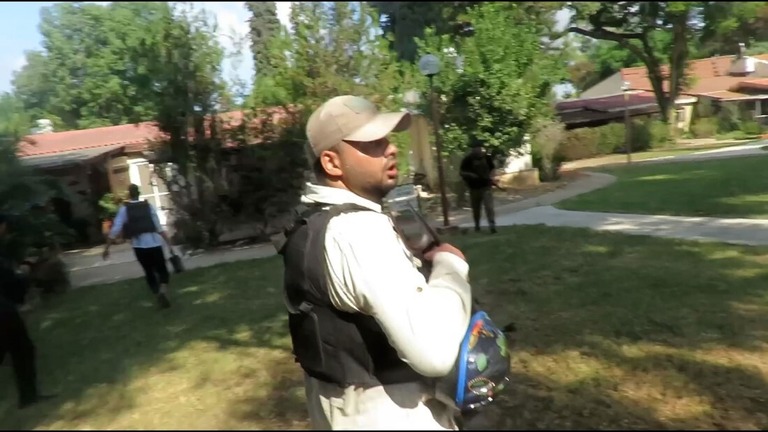 映像の一つには防弾チョッキを着てライフル銃を持ち叫ぶ戦闘員の姿が映っている/Obtained by South First Responders