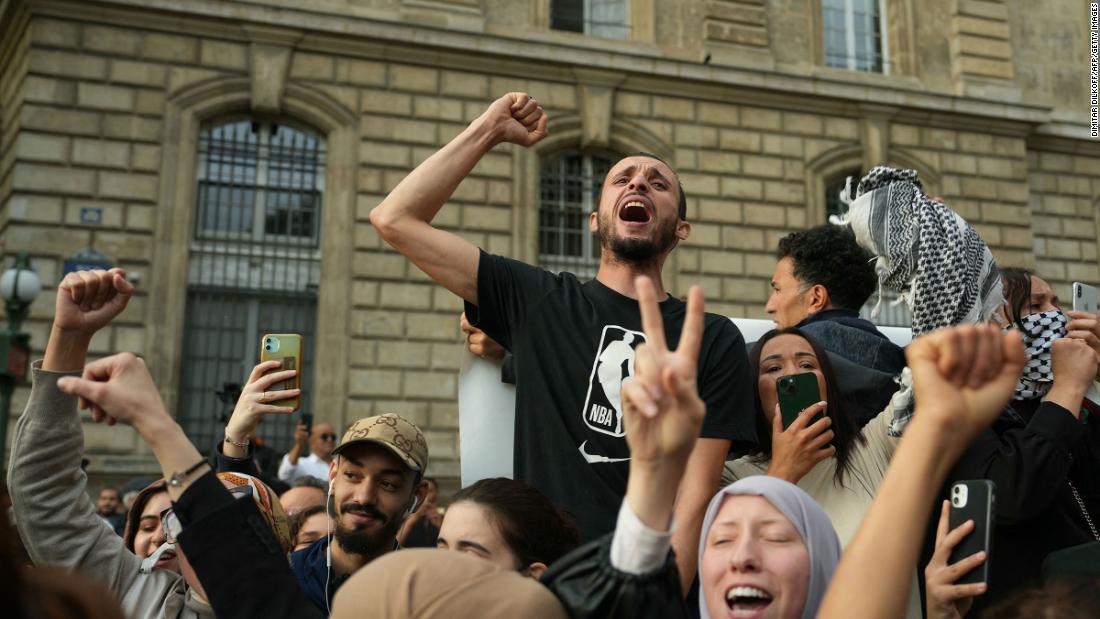 仏レピュブリック広場に集まり叫ぶデモ参加者ら＝１２日/Dimitar Dilkoff/AFP/Getty Images
