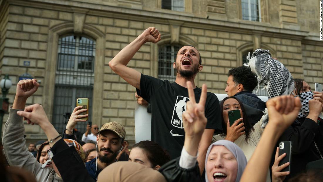 仏レピュブリック広場に集まり叫ぶデモ参加者ら=12日/Dimitar Dilkoff/AFP/Getty Images