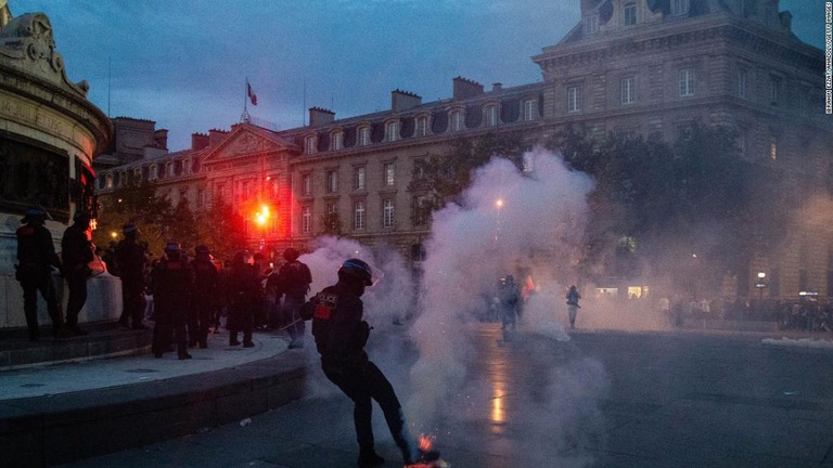デモ参加者を解散させようとするフランスの機動隊＝１２日、仏パリ/Ibrahim Ezzat/Anadolu/Getty Images