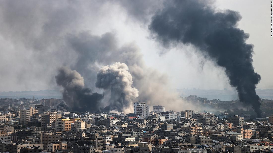 煙が立ち上るパレスチナ自治区ガザ地区の町=11日
/Ali Jadallah/Anadolu/Getty Images