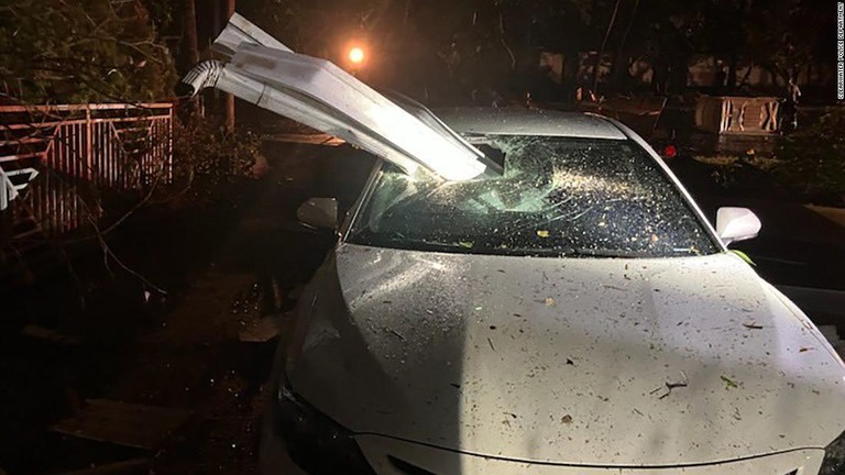 住宅の雨どいが突き刺さった車＝米フロリダ州クリアウォータービーチ/Clearwater Police Department