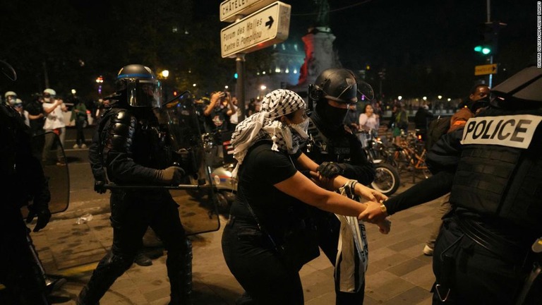 警察に拘束されるデモ参加者＝１２日、仏パリのレピュブリック広場/Dimitar Dilkoff/AFP/Getty Images