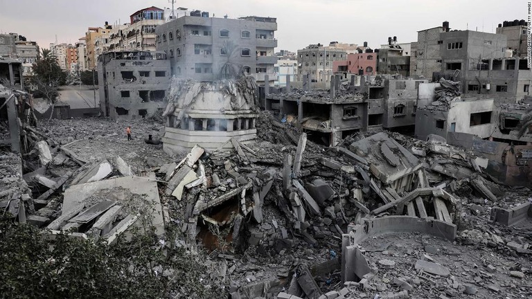 イスラエルの空爆で破壊されたガザ市内のモスク/Mohammed Abed/AFP/Getty Images