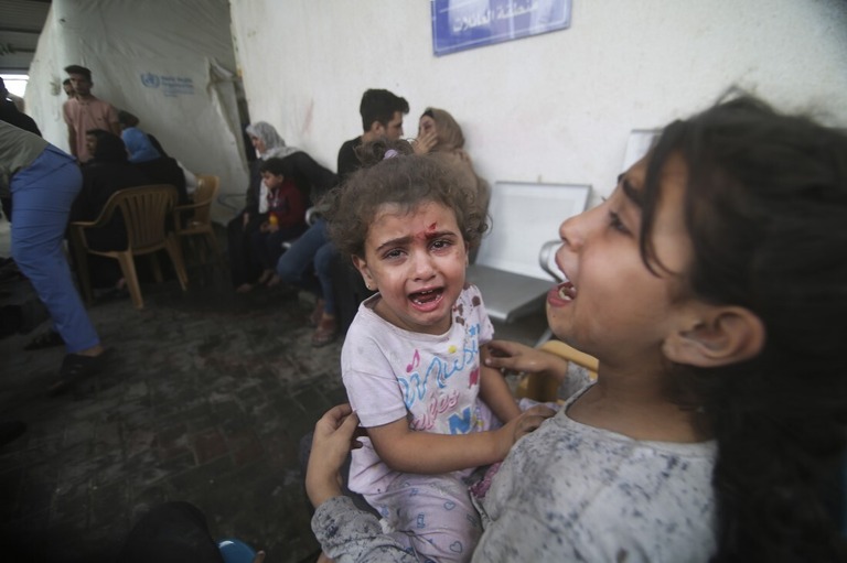イスラエルの攻撃で負傷したパレスチナ人の子どもが病院を訪れる様子＝１２日、ガザ地区南部/Hatem Ali/AP