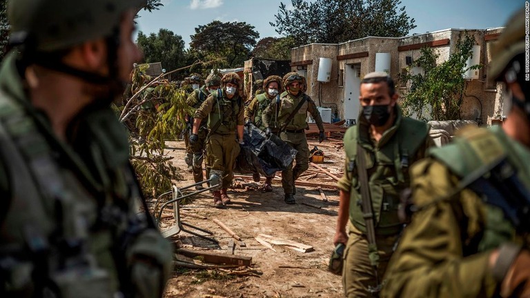 イスラエル軍がクファルアザの破壊された民家から遺体を収容する様子/Ilia Yefimovich/picture-alliance/dpa/AP