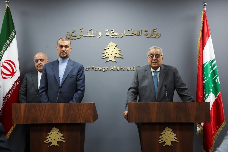 レバノンを訪れたイランのアブドラヒアン外相（左から２人目）/Mohamed Azakir/Reuters