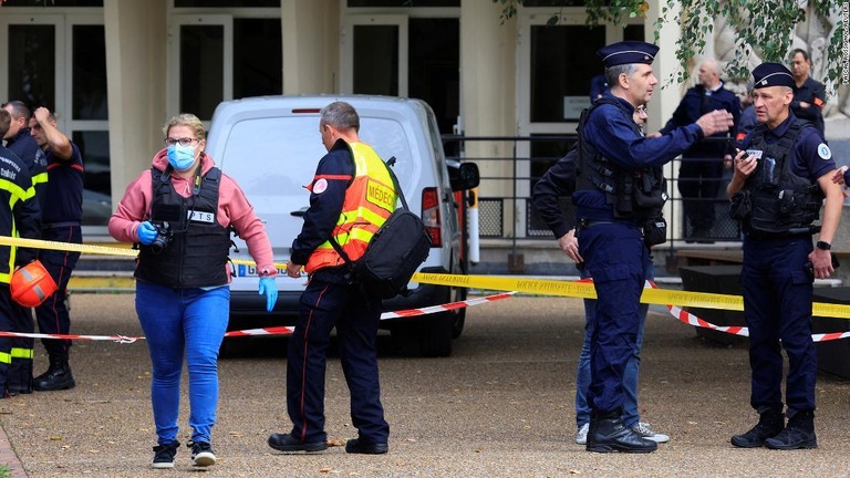 仏北部の公立高校で刃物による襲撃があり、教師１人が死亡した/Pascal Rossignol/Reuters