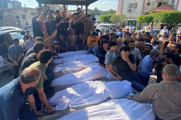 イスラエル軍の空爆によって死亡したパレスチナ人の葬儀に集まった人々＝１４日/Arafat Barbakh/Reuters