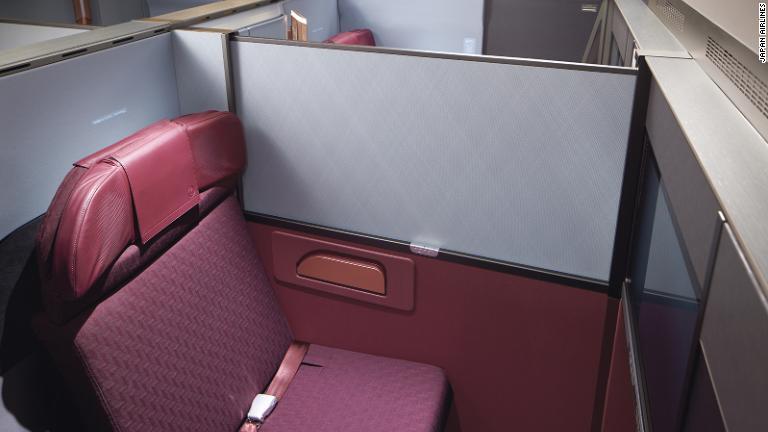 電動プライバシーパーティションにより、同行者とのコミュニケーションも容易にとれる/Japan Airlines