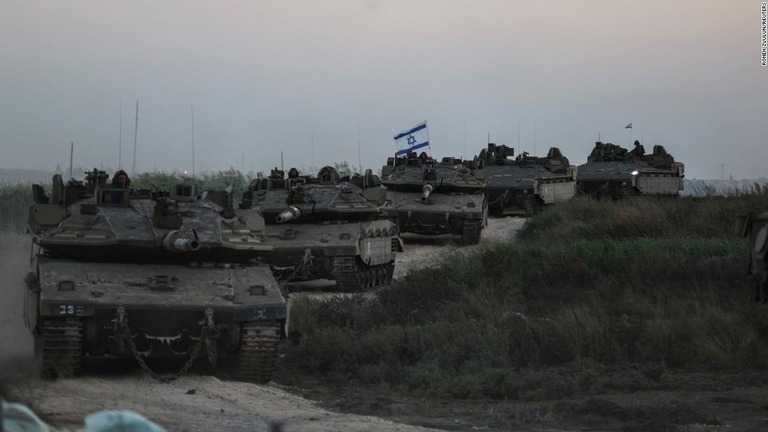 ガザ境界付近のイスラエル軍の戦車＝１２日、イスラエル南部/Ronen Zvulun/Reuters