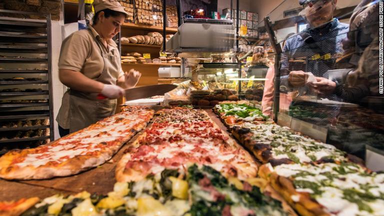 ローマのピザの１つ、「ピザ・アル・ターリオ」は切り売りの四角いピザだ/Stefano Politi Markovina/Alamy Stock Photo