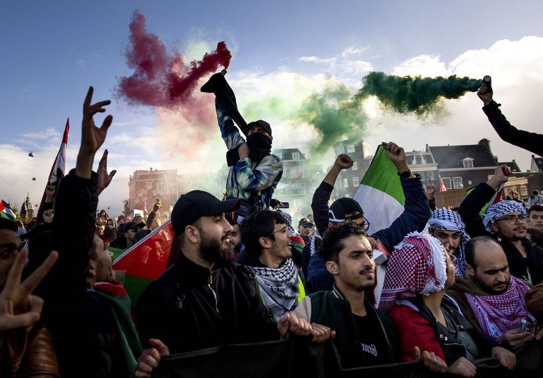 パレスチナ支持のデモで旗を振る人々＝１５日、オランダ首都アムステルダム/Robin van Lonkhuijsen/ANP/AFP/Getty IMages